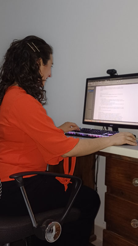Mariana Casella trabajando en el libro Programación 360 de cero a experto